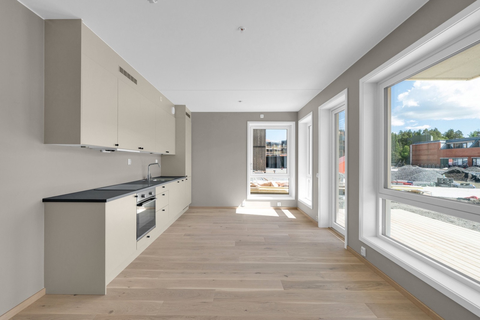 Kjøkkenet består av innredning i tidløse farger med slette flater og benkeplate av laminat med nedfelt oppvaskkum. Galleribilde