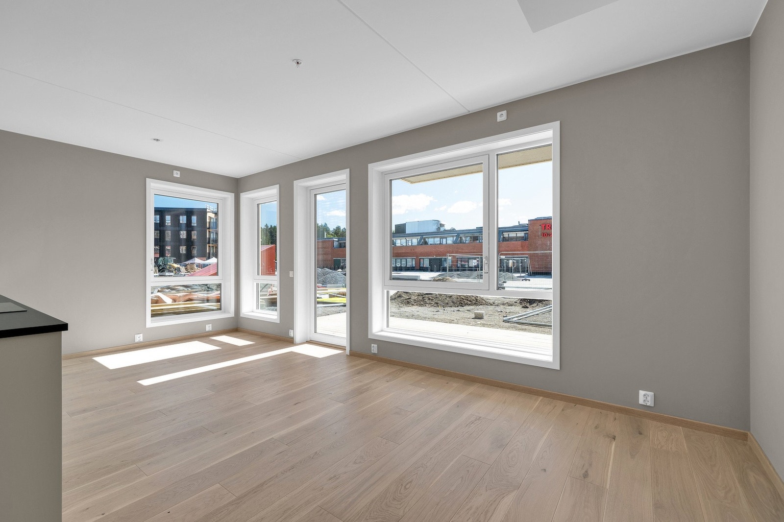 Kjøkkenet ligger i en åpen og sosial løsning med stuen - perfekt for å varte opp gjester! Galleribilde