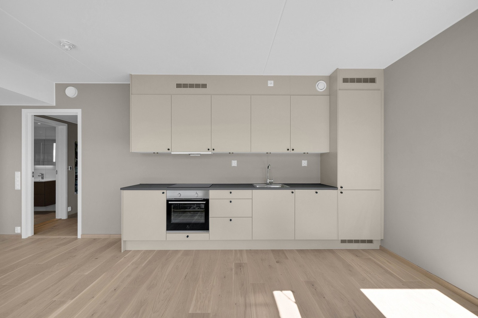 En stilren og ubebodd 3-roms leilighet fra 2025 med attraktiv beliggenhet på Lørenskog! Galleribilde