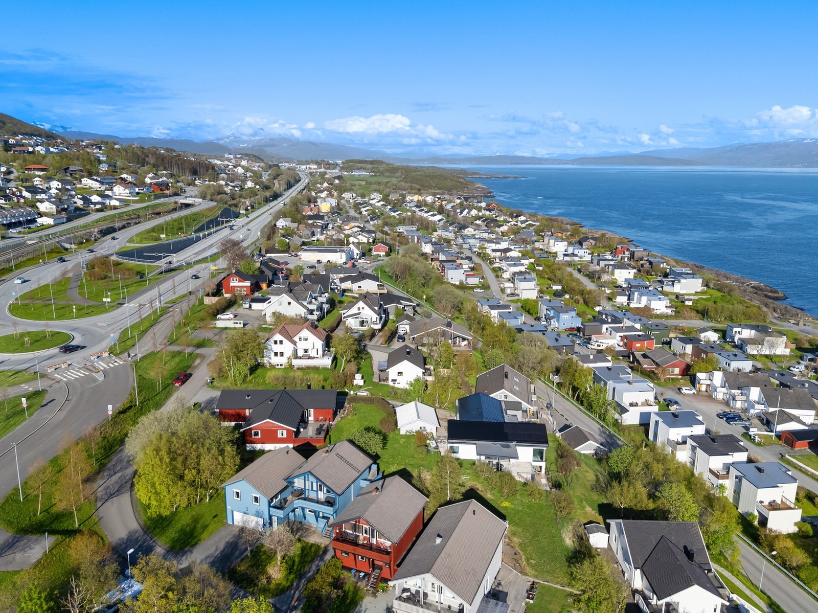Boligen ligger nesten innerst i en blindvei, som gjør at det er begrenset trafikkbelastning utenfor. Gangavstand til skole, barnehage, butikk og buss. Galleribilde