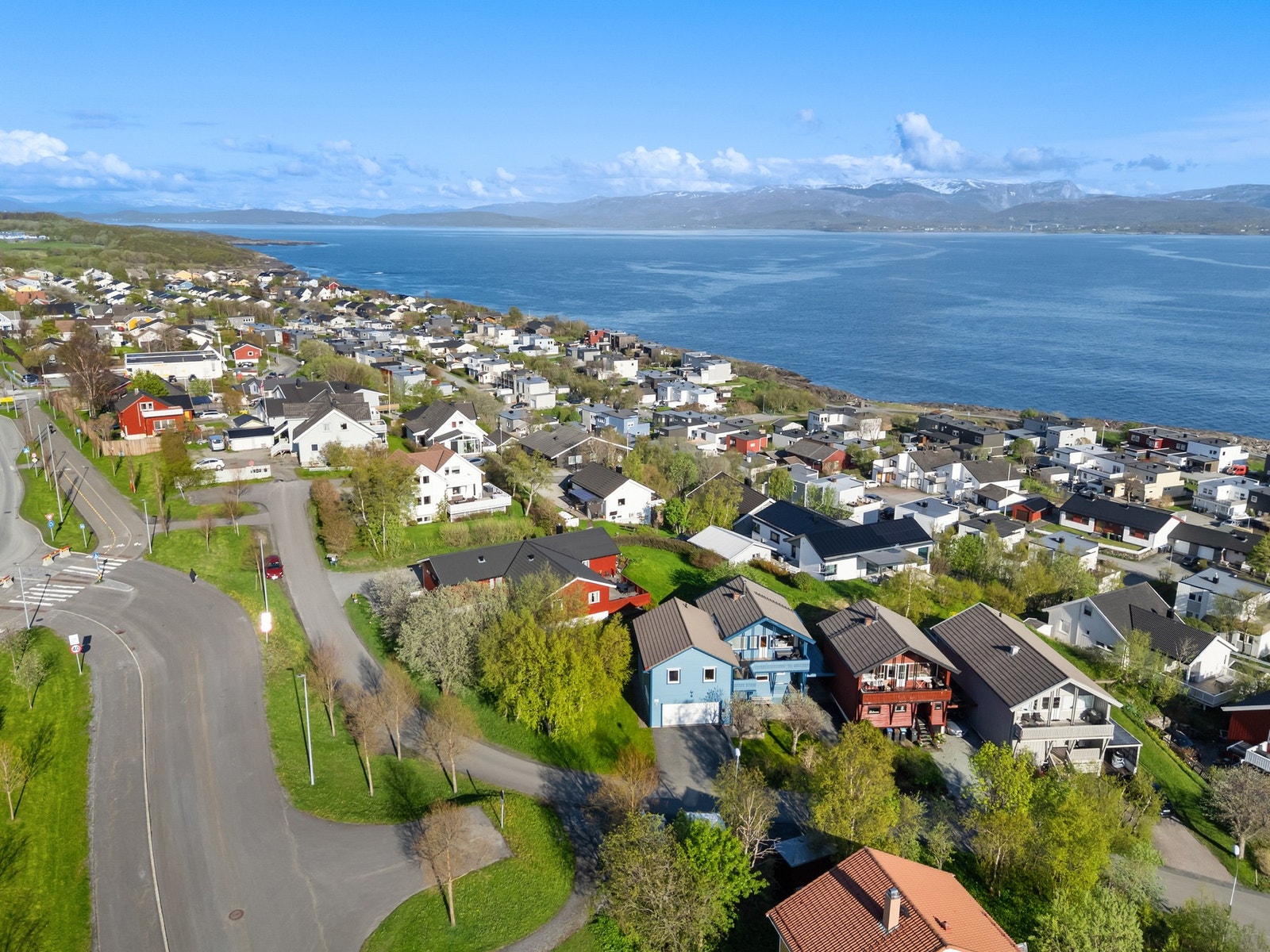 Flott og barnevennlig beliggenhet på Nedre Hunstadmoen med gangavstand til alt fra havet, skoler, barnehage, lekeplass, butikk og bussholdeplass. Galleribilde