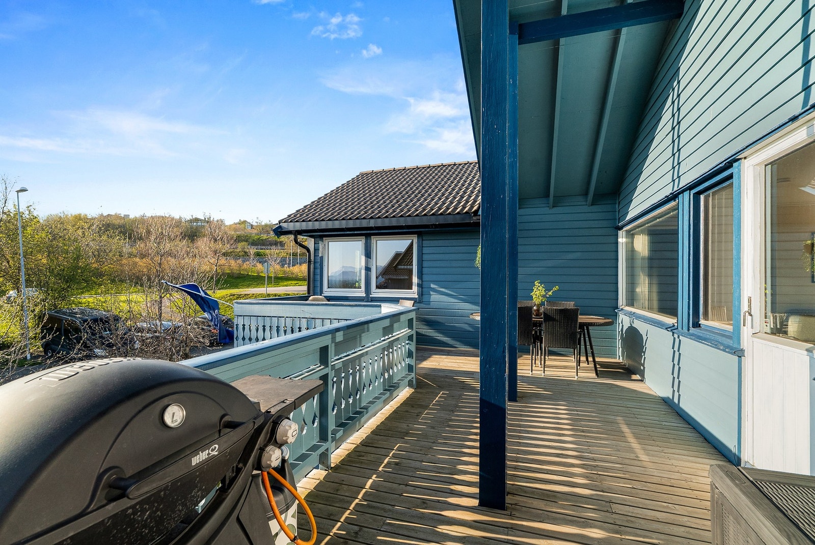 Delvis takoverbygget altan vendt mot vest med gode lys og solforhold. Galleribilde