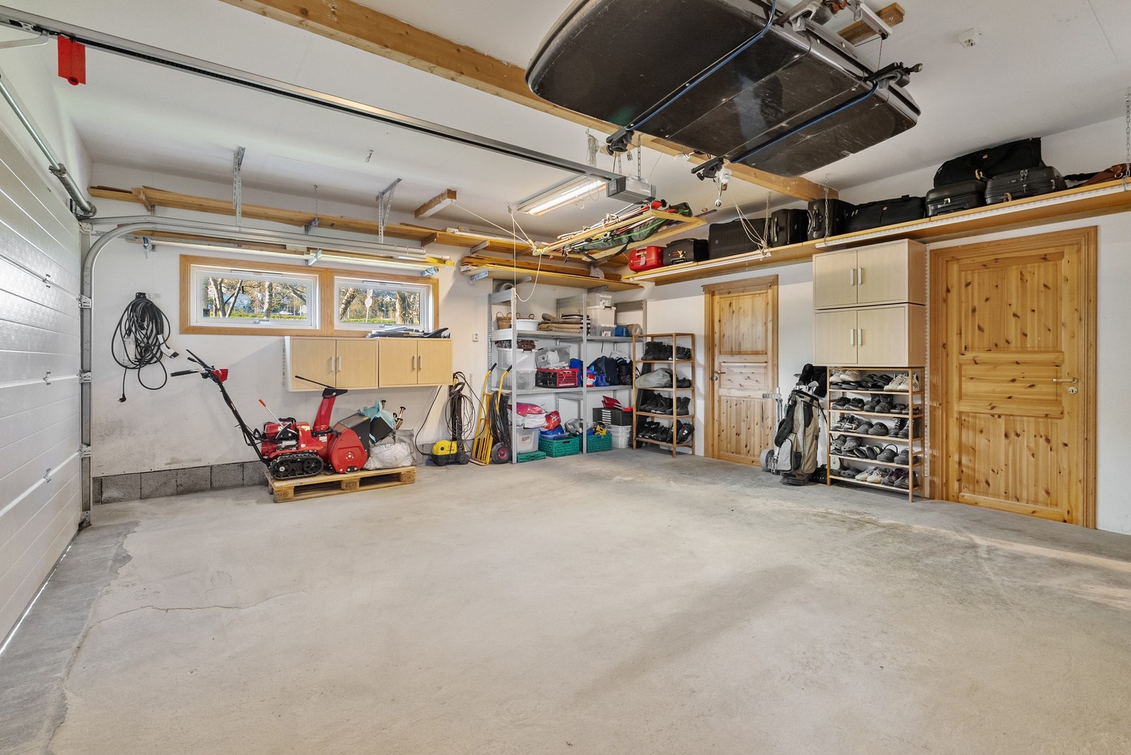 Romslig integrert garasje med tilgang til bod og wc-rom. Gjennomgang inn til huset. Galleribilde