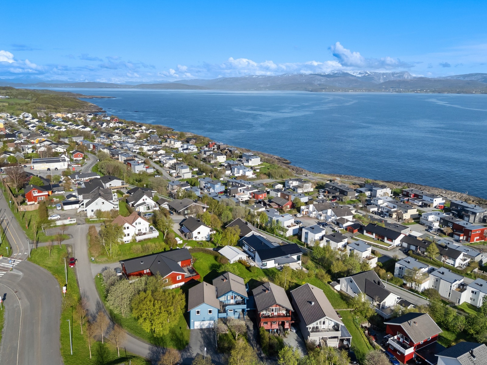 Flott og barnevennlig beliggenhet på Nedre Hunstadmoen med gangavstand til alt fra havet, skoler, barnehage, lekeplass, butikk og bussholdeplass. Galleribilde