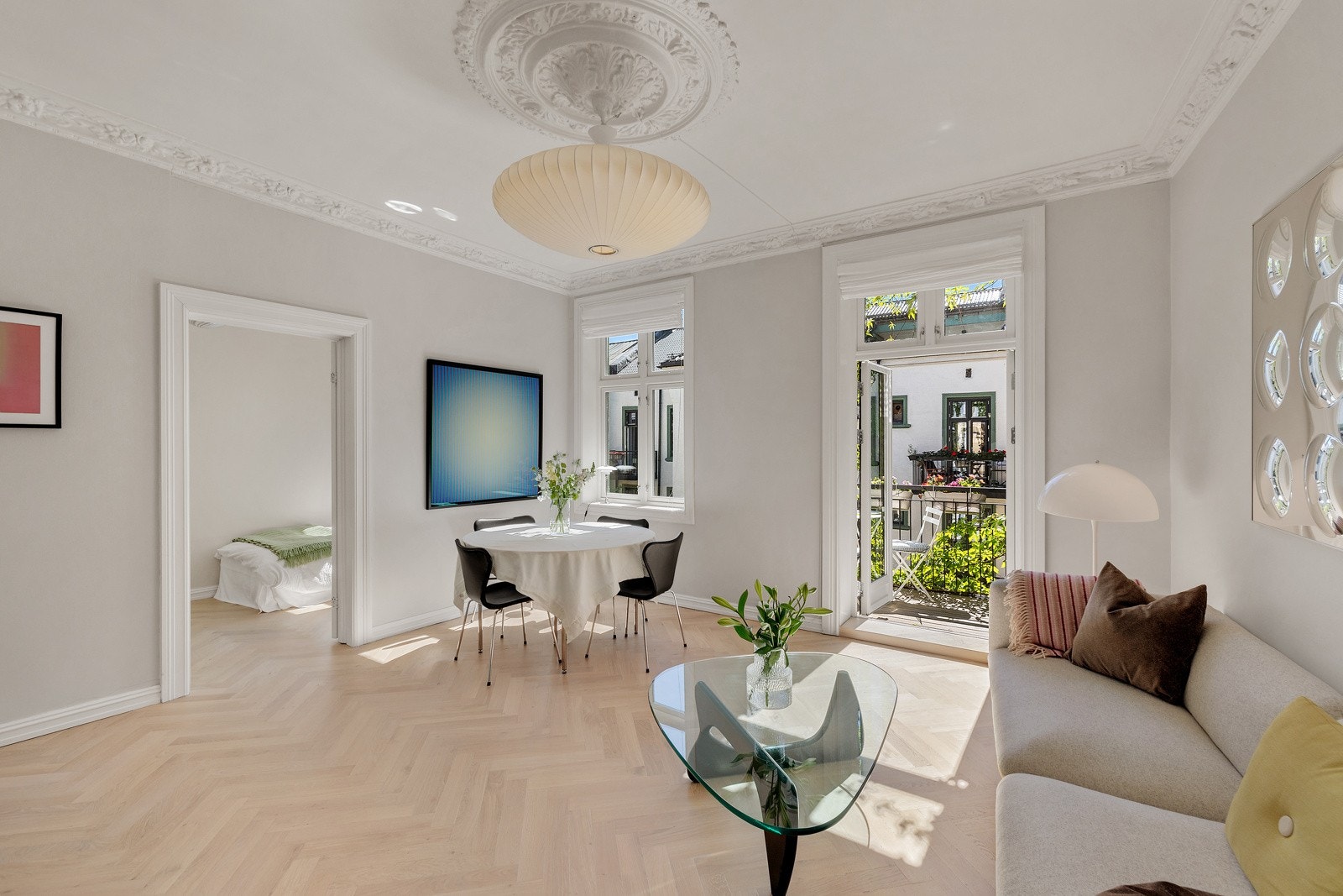 Her har du flere gode møbleringsmuligheter og god plass til sofagruppe, salongbord, TV-seksjon og spisebord. Galleribilde