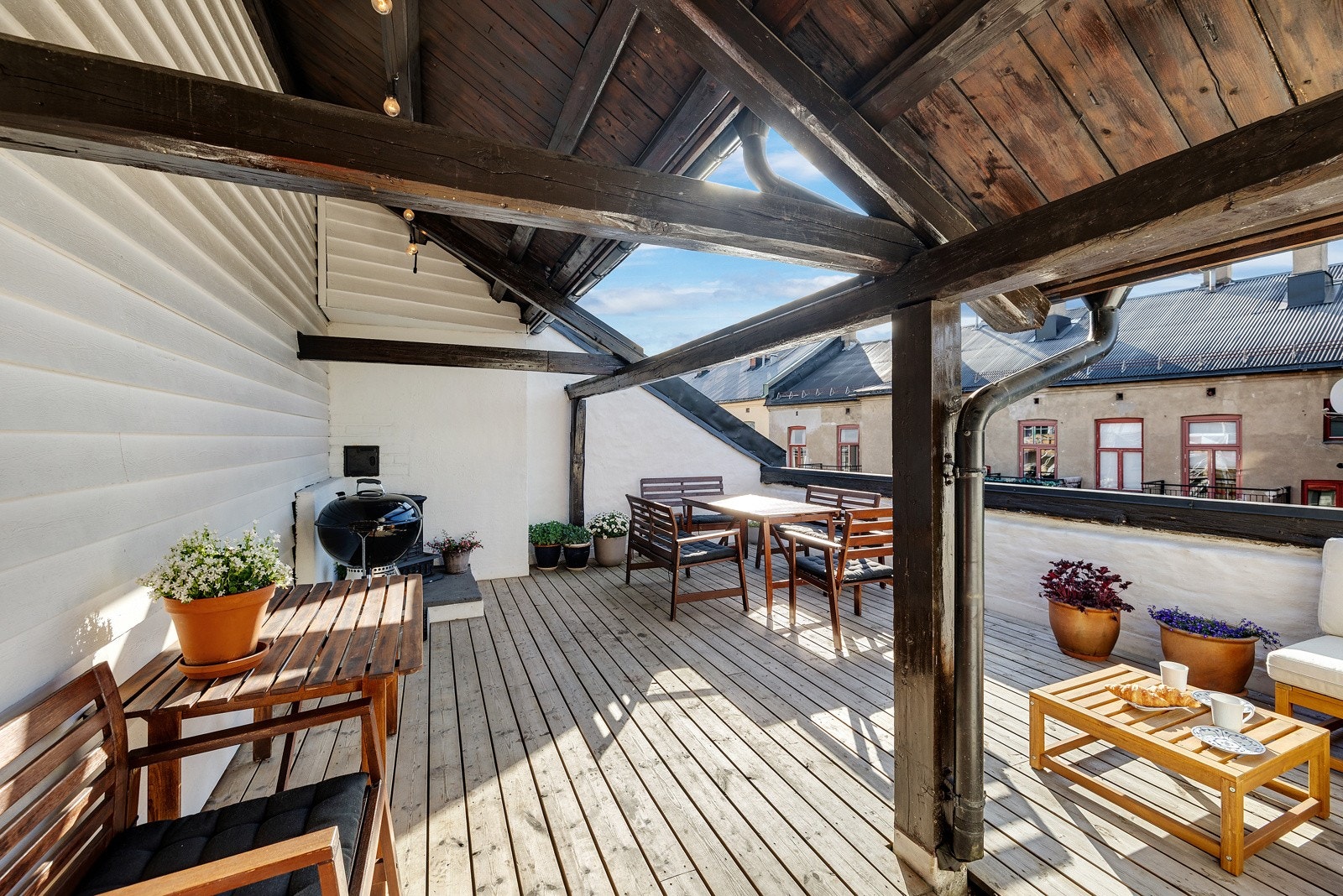 Om man ønsker større plass og sol hele dagen har borettslaget to felles takterrasser hvorav den ene er kun en trapp opp. Galleribilde