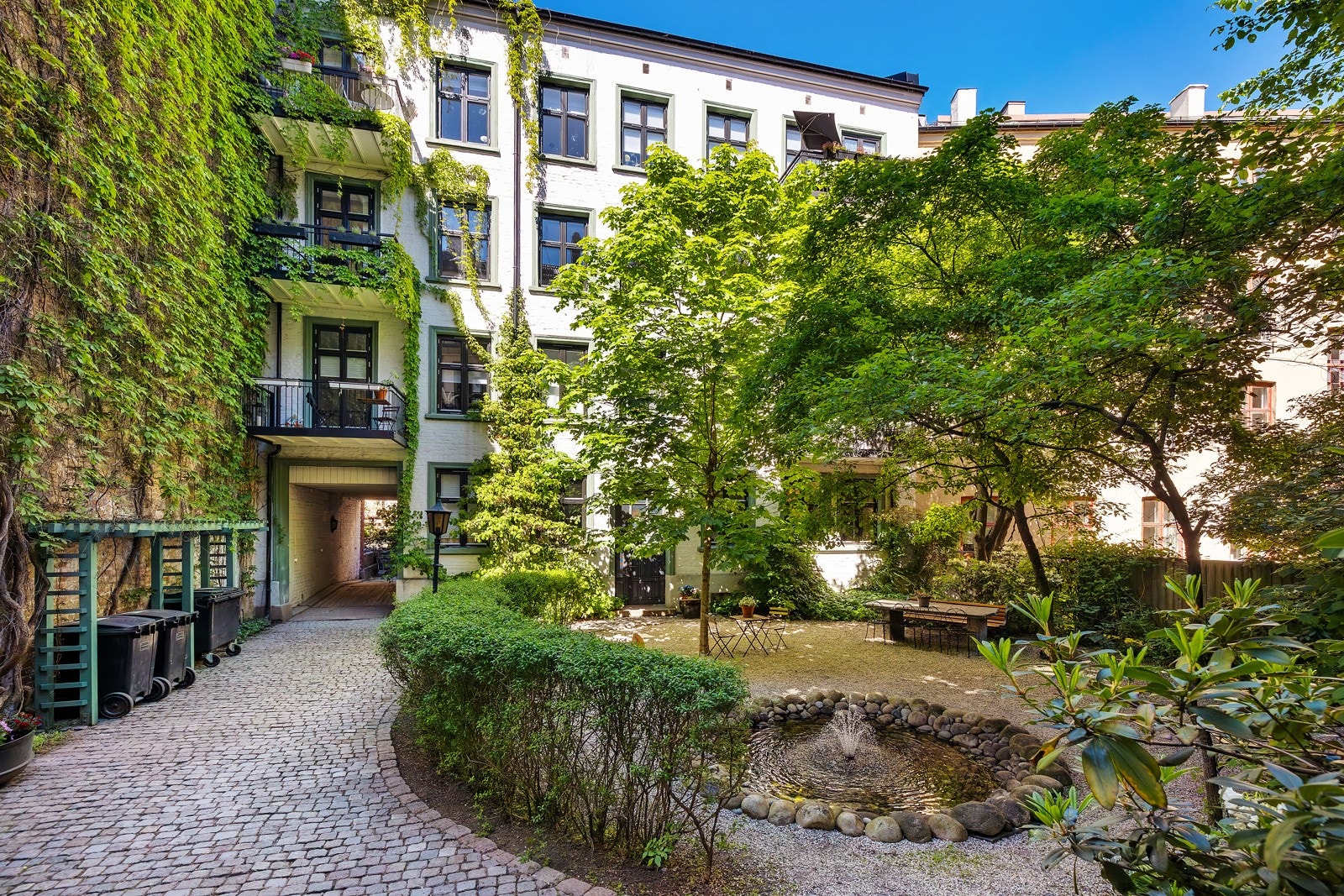 Bakgården har også praktisk barnevognparkering. Galleribilde