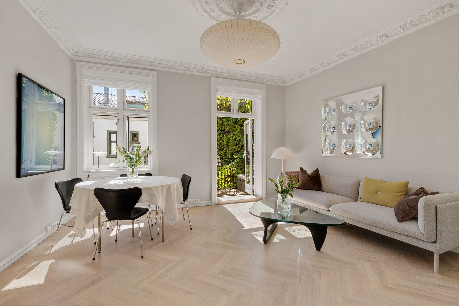 Leiligheten har en usedvanlig hyggelig og romslig stue. Galleribilde