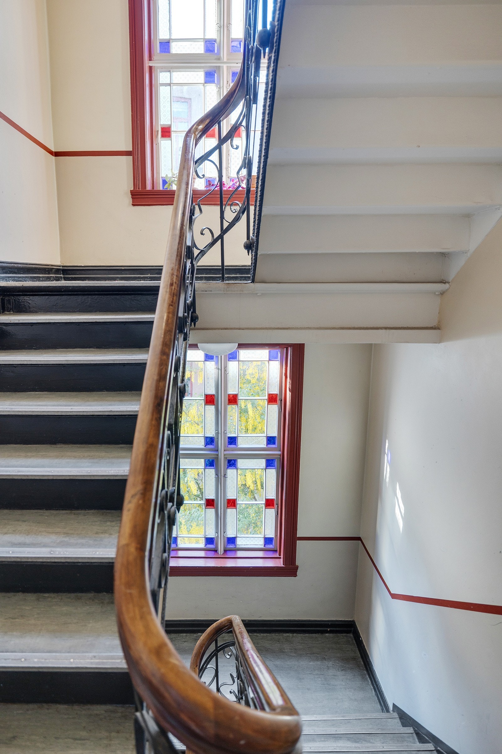 Flotte detaljer går igjen overalt i dette borettslaget. Dette vinduet passerer du når du låser deg ut og inn av leiligheten. Galleribilde