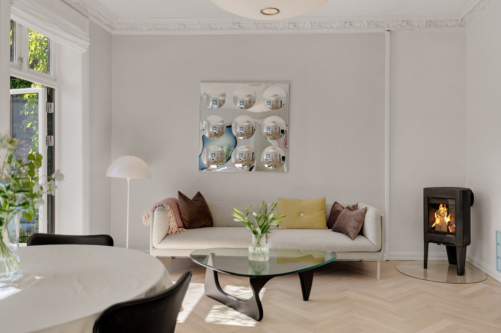 I hjørnet av stuen har du en peisovn som varmer godt og bidrar til en koselig atmosfære. Pipeløpene ble rehabilitert i 2022. Galleribilde