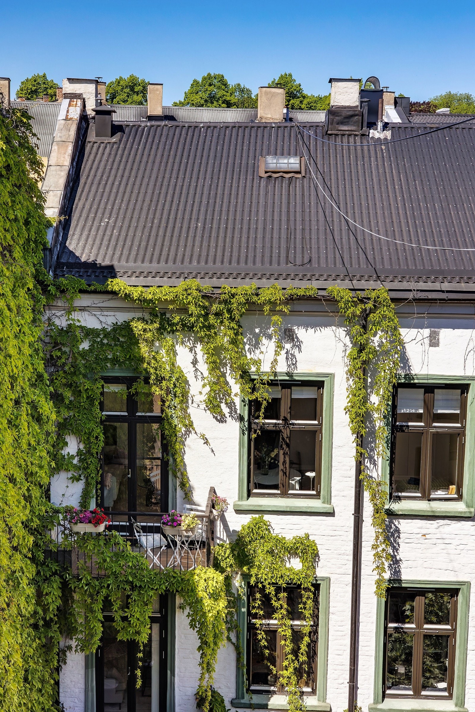 Dette er en kjempefin 3-roms med balkong og vedovn, klassiske elementer og prisvinnende bakgård. Galleribilde