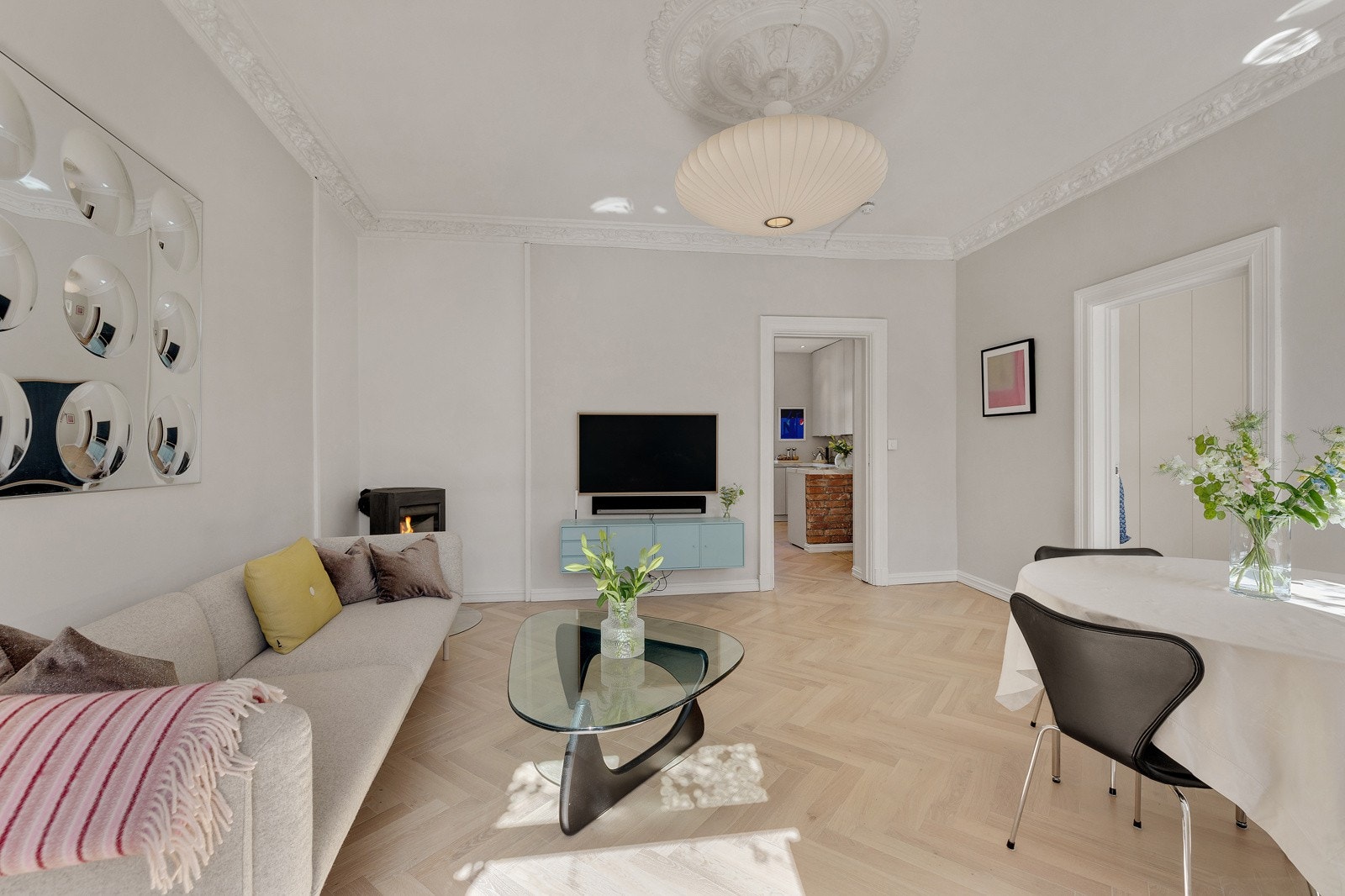 Stuen oppleves enkel å innrede med flere gode møbleringsmuligheter. Galleribilde