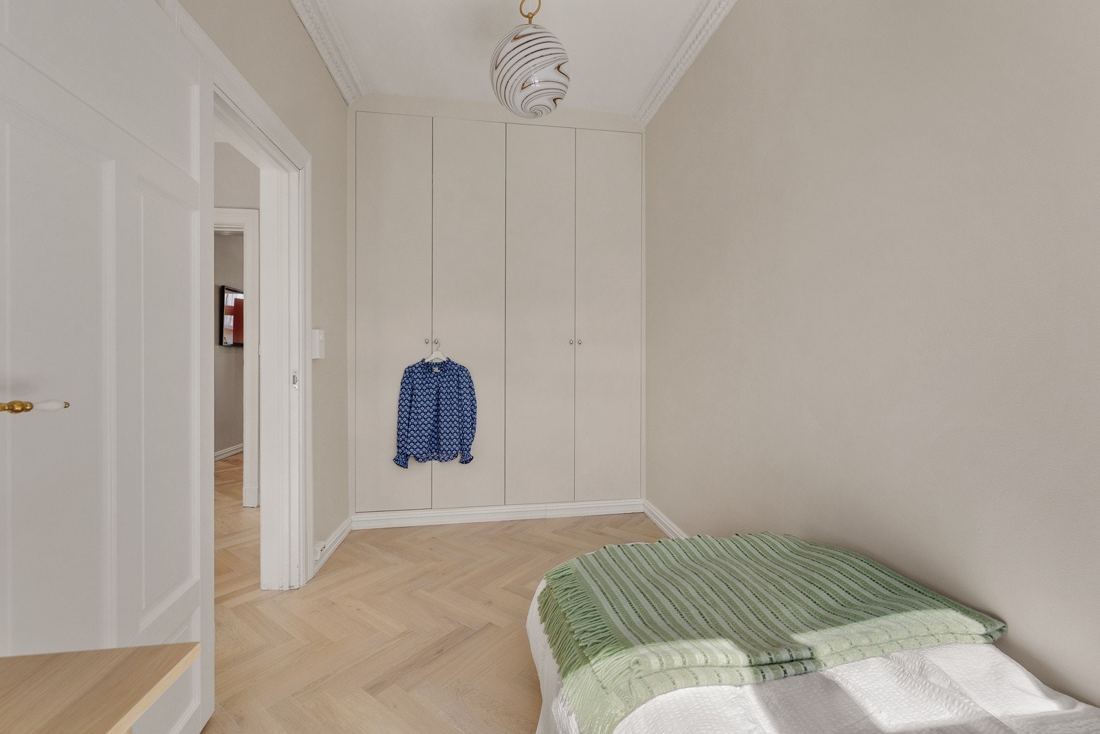 Rommet har plass til en 1.60 seng og god lagringsplass i spesialtilpassede garderobeskap montert i 2024. Galleribilde