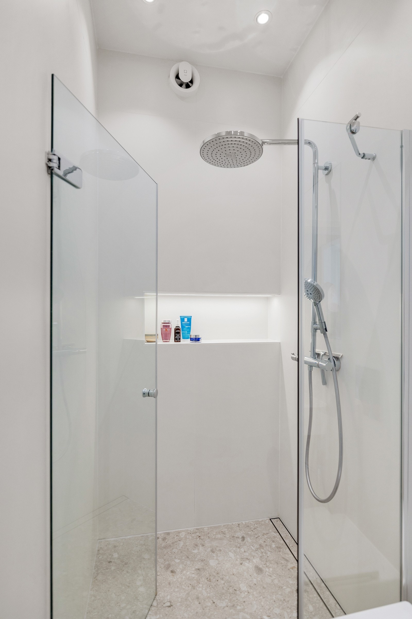Romslig dusj med innfelt nisje for baderomsartikler. Galleribilde