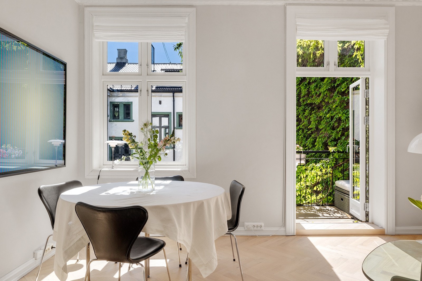 Rommets store klassiske vindusflater fra 2022 og gode takhøyde på hele 2,94 meter sørger for en luftig romfølelse og ikke minst svært gode lysforhold. Galleribilde