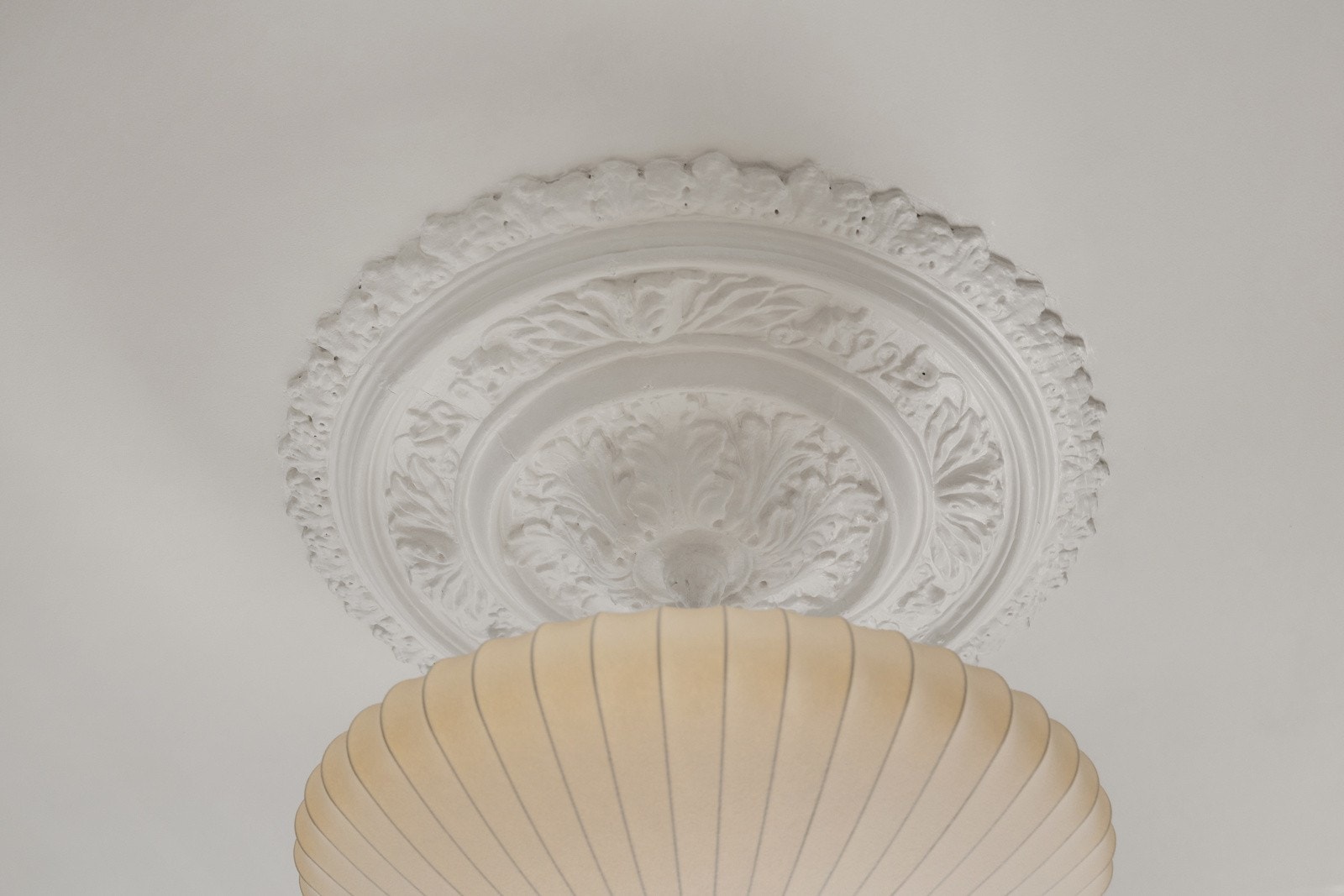 Nydelig kombinasjon av klassiske detaljer som stukkatur og rosett gir rommet et herlig særpreg. Galleribilde