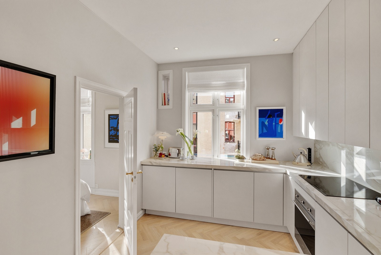 Videre har kjøkkenet integrerte hvitevarer som kjøleskap med frysedel, vaskemaskin, stekeovn (Smeg), platetopp (Smeg) og oppvaskmaskin. Galleribilde