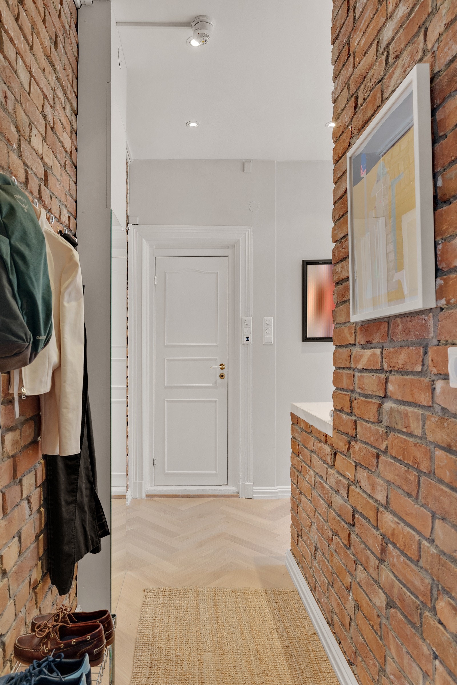 Leiligheten har en svært lys og innbydende entré som umiddelbart gir deg et godt førsteinntrykk av denne fine leiligheten med sin gode standard. Galleribilde