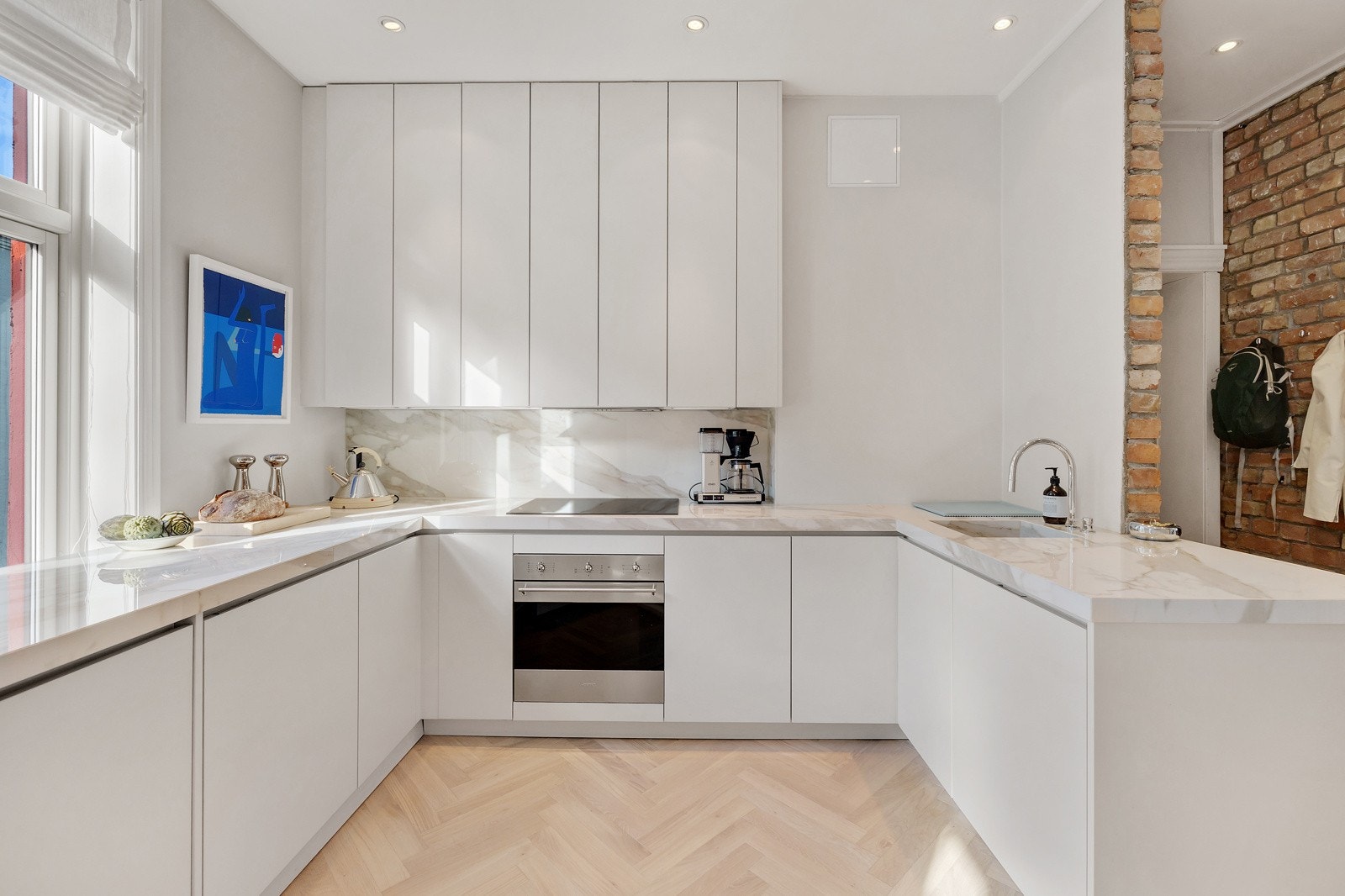 Kjøkkenet ligger åpent og luftig til med åpen inngang inn mot leilighetens stuedel. Galleribilde