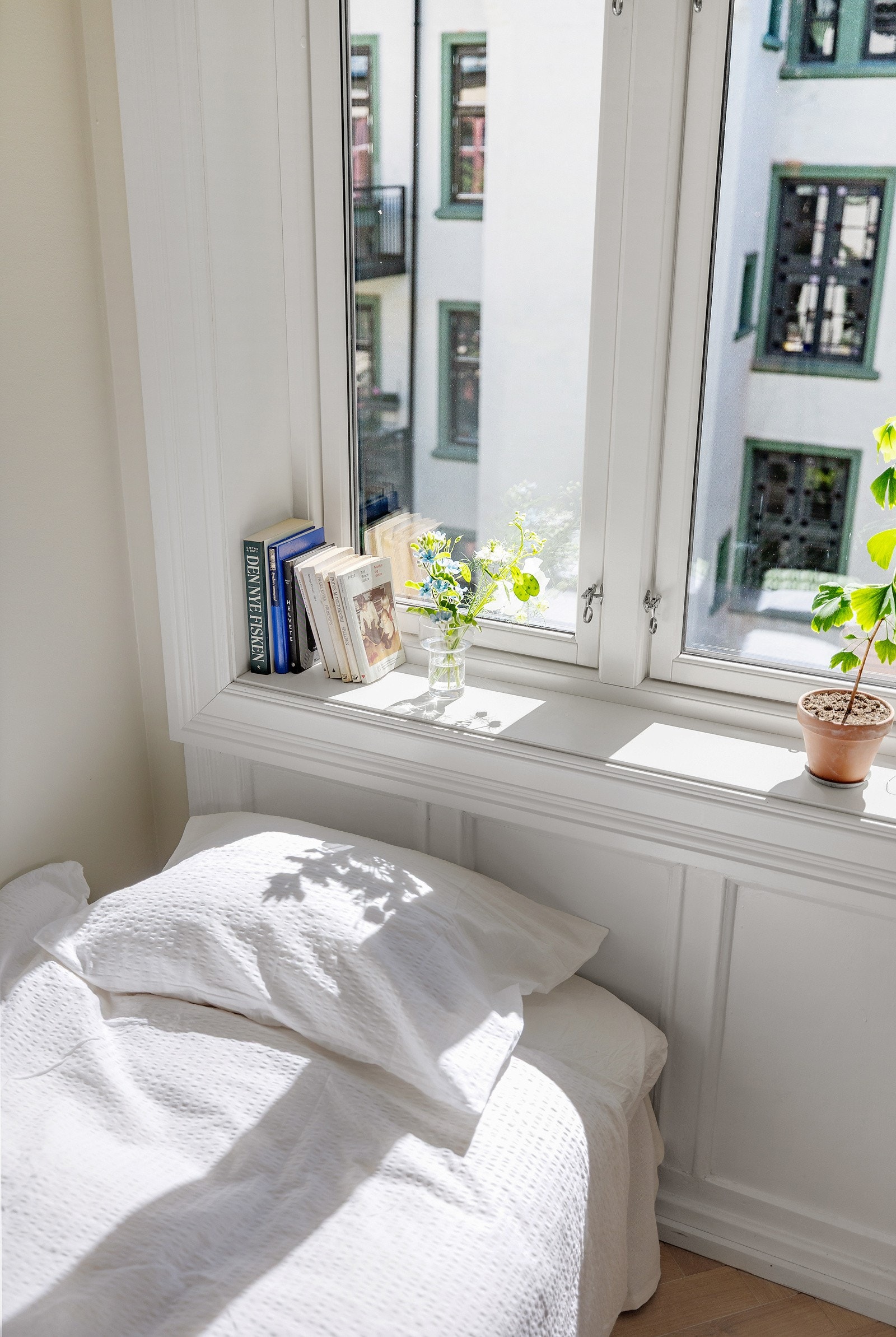 Nydelige lysforhold og hyggelig utsyn ut mot gårdens fantastiske bakgårdshage. Galleribilde