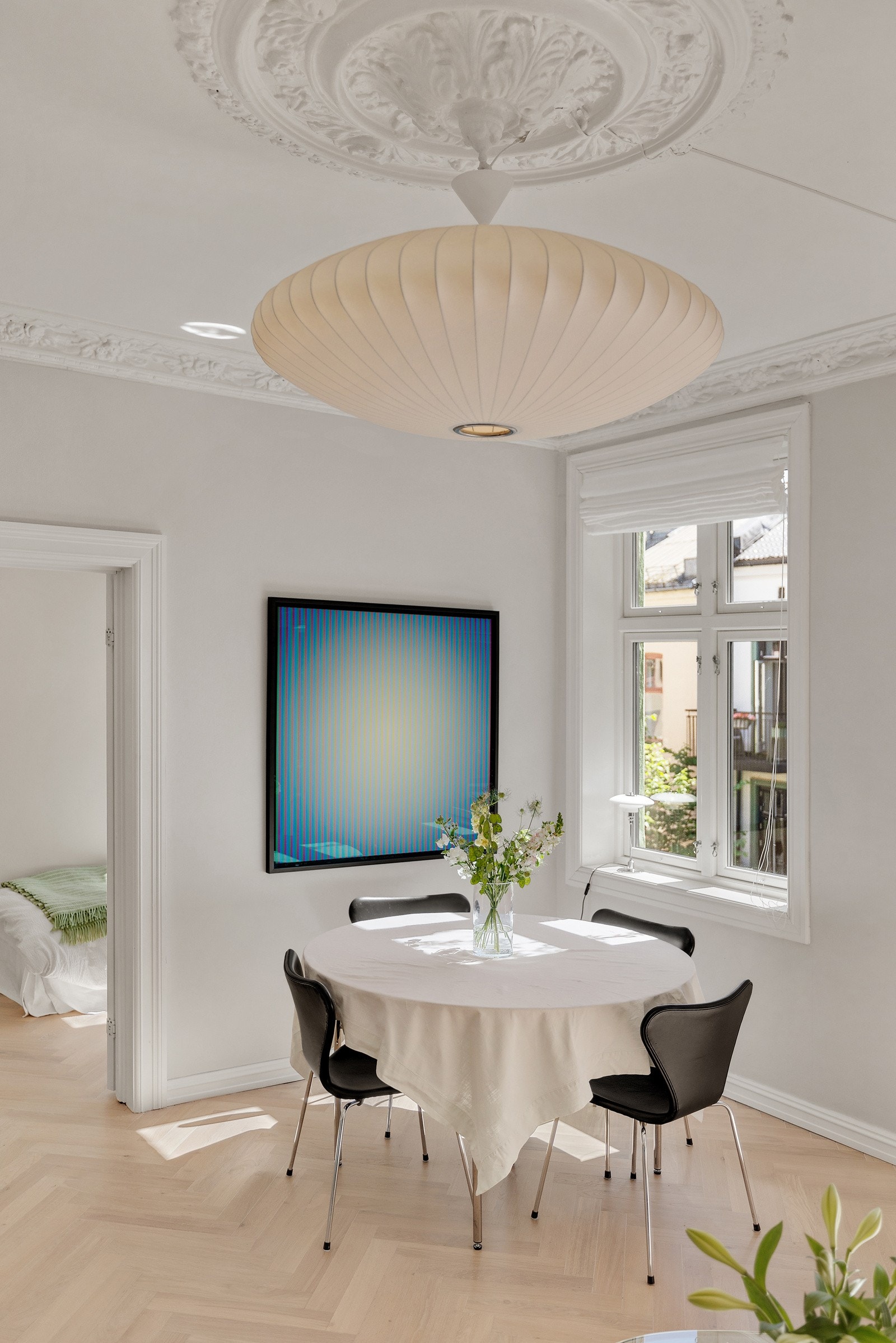 Leiligheten får inn svært godt med naturlig lys gjennom de store, klassiske vinduene. Galleribilde