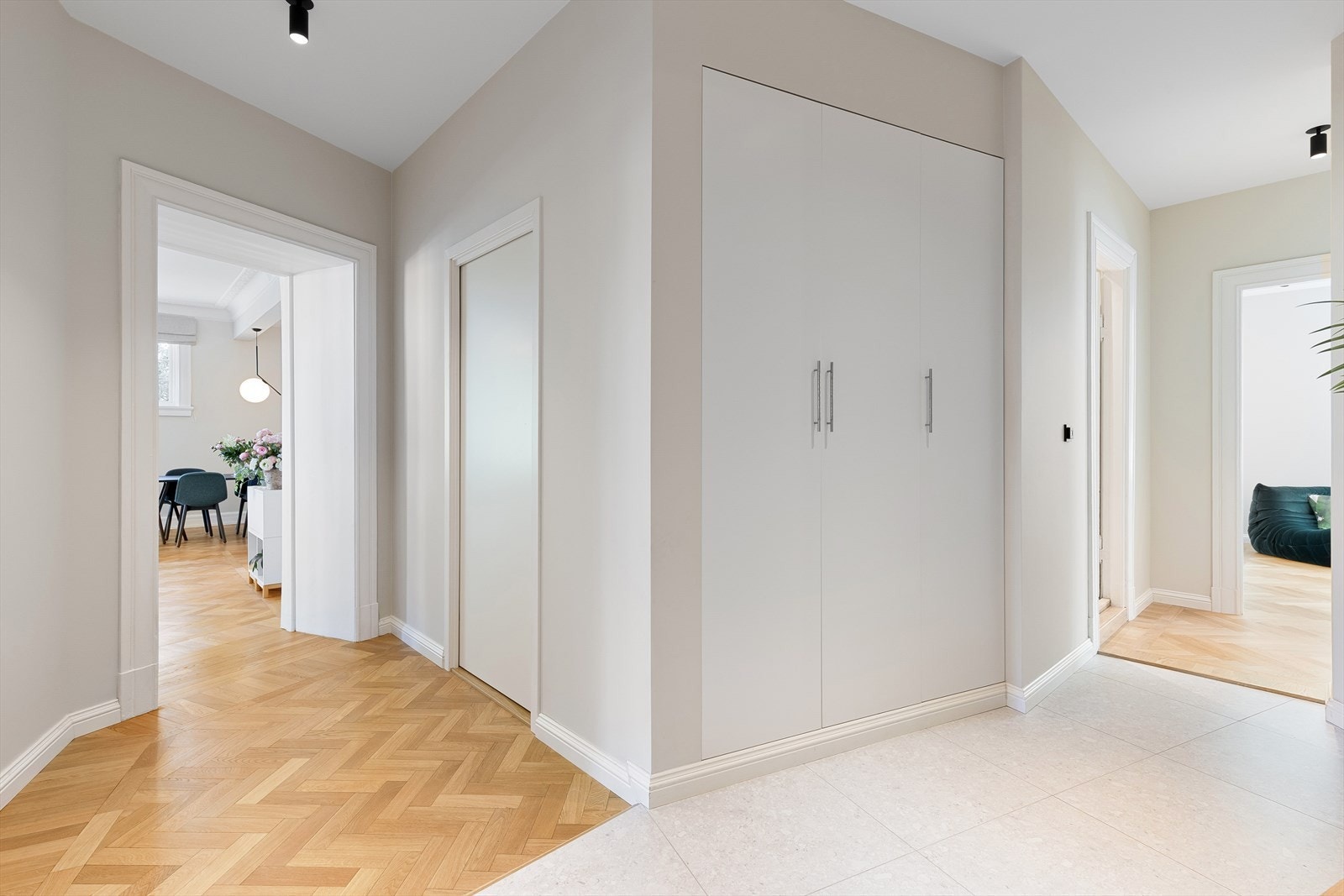 Entré/hall med adkomst til vaskerom. Rikelig med garderobeskap. Flislagt gulv med varmekabler. Galleribilde
