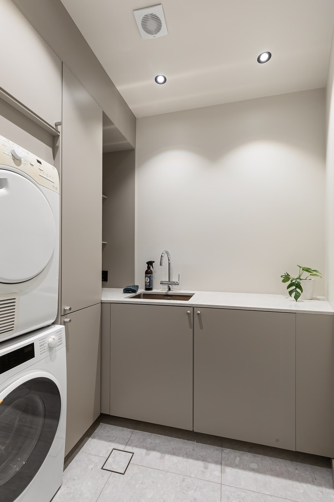 Svært praktisk vaskerom med innredning, utslagsvask og opplegg til vaskemaskin og tørketrommel. Avtrekksvifte og downlights i tak og sluk og varmekabler i gulv. Galleribilde