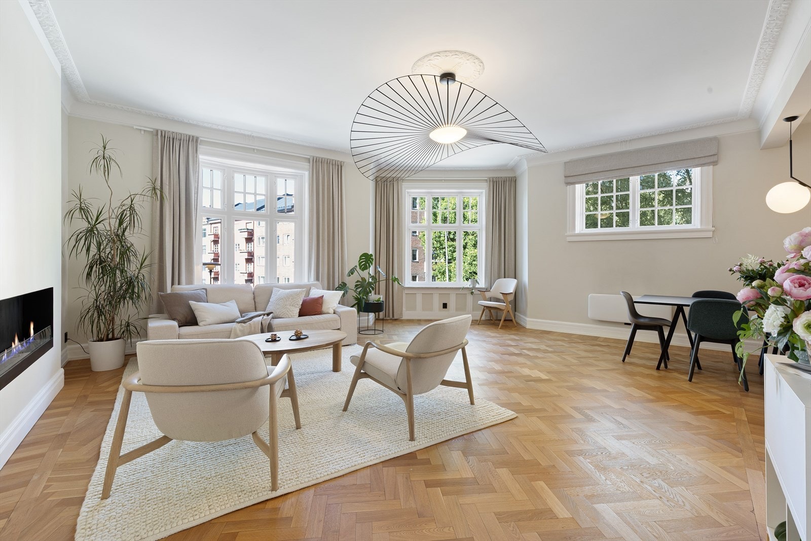 Fantastisk takhøyde på 2,94 meter med originale detaljer som rosett og stukkatur. Galleribilde