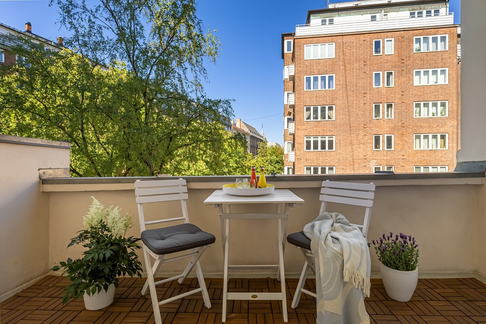 Balkong med ettermiddagssol og hyggelig utsyn mot Gabels gate. Galleribilde