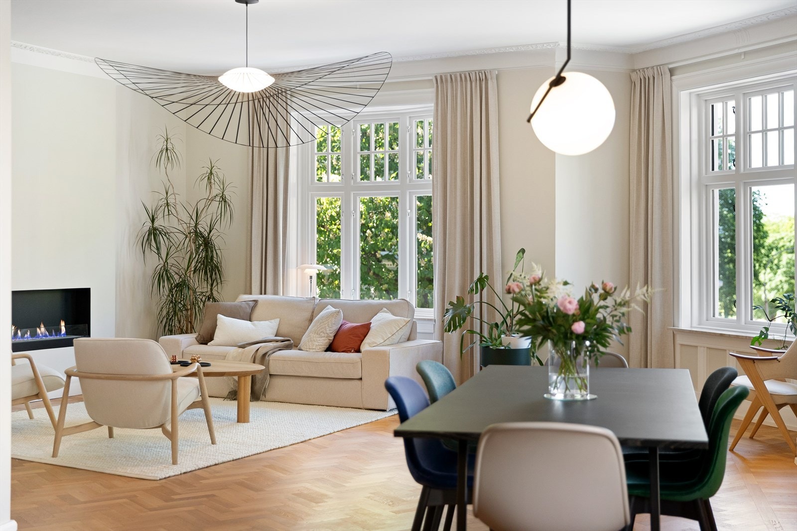 Lys og innbydende hjørnestue med store vindusflater og flott utsyn. Galleribilde