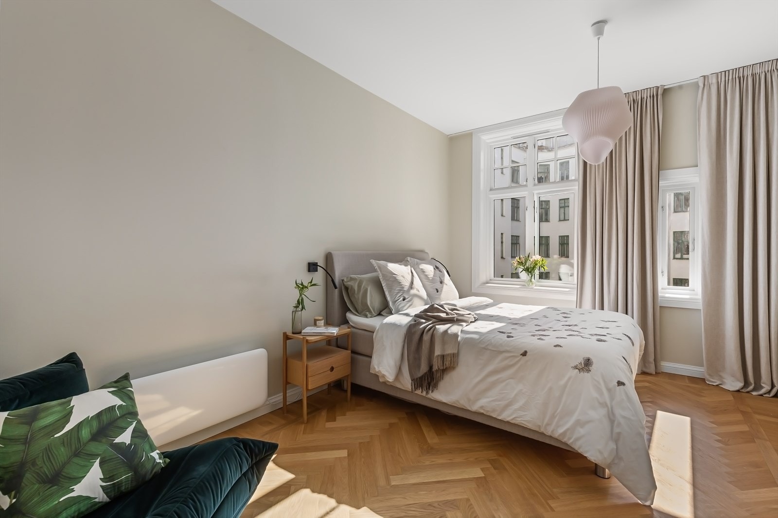 Det er god plass til dobbeltseng. Soverommet vender inn mot rolig bakgård. Galleribilde