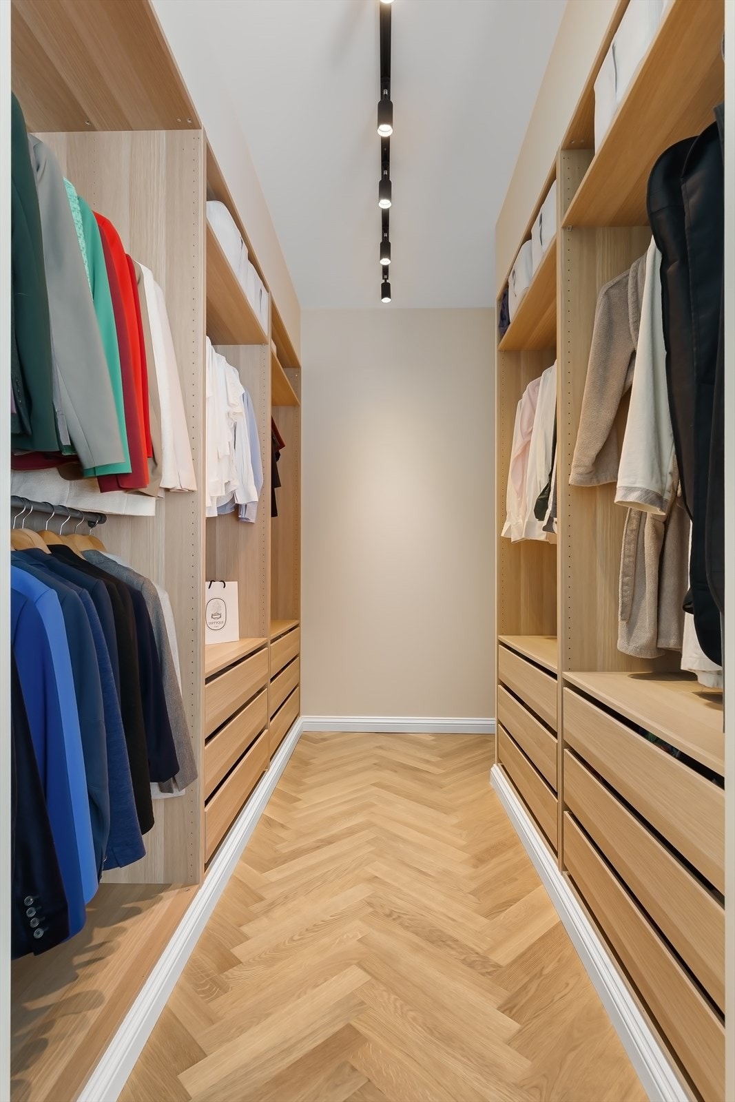 Walk-in closet. Galleribilde
