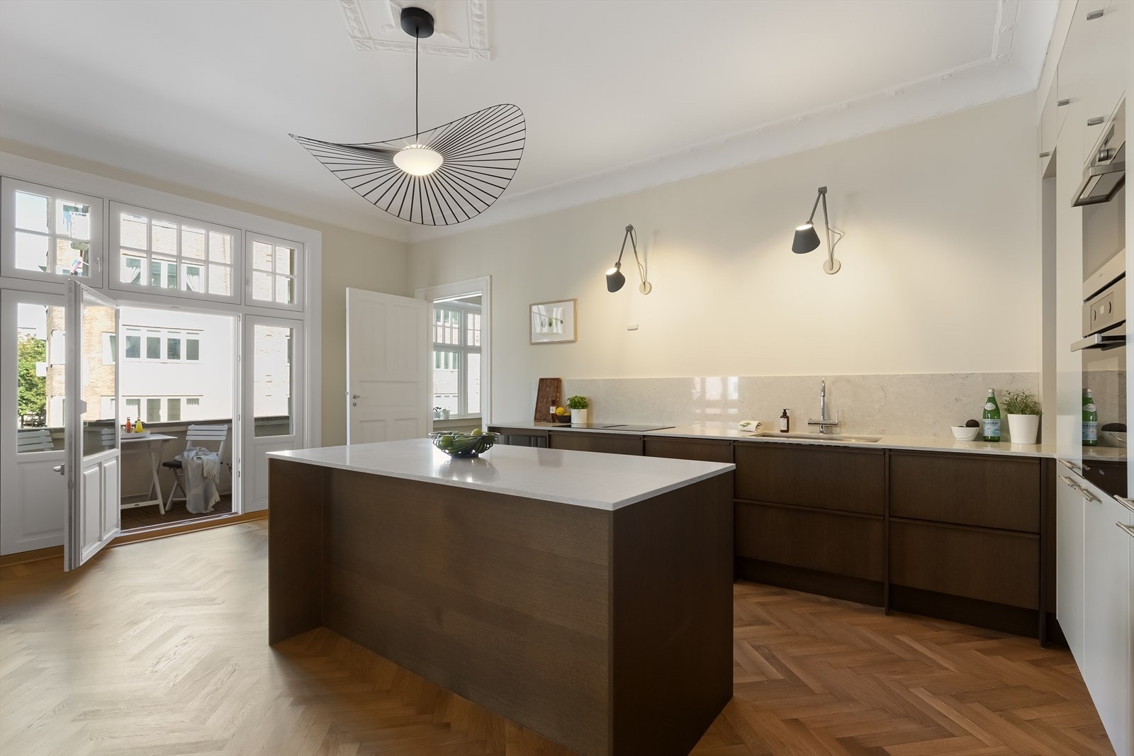 Kompositt benkeplate med underlimt vask og nedfelt platetopp med kullfilterventilator. Galleribilde
