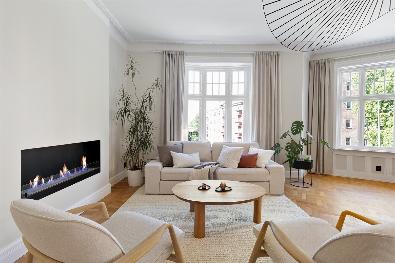 Stue med karnapp og nydelig lysinnslipp fra to himmelretninger. Nye vinduer, balkongdør og inngangsdør fra 2024 - klassisk stil med moderne funksjon. Galleribilde
