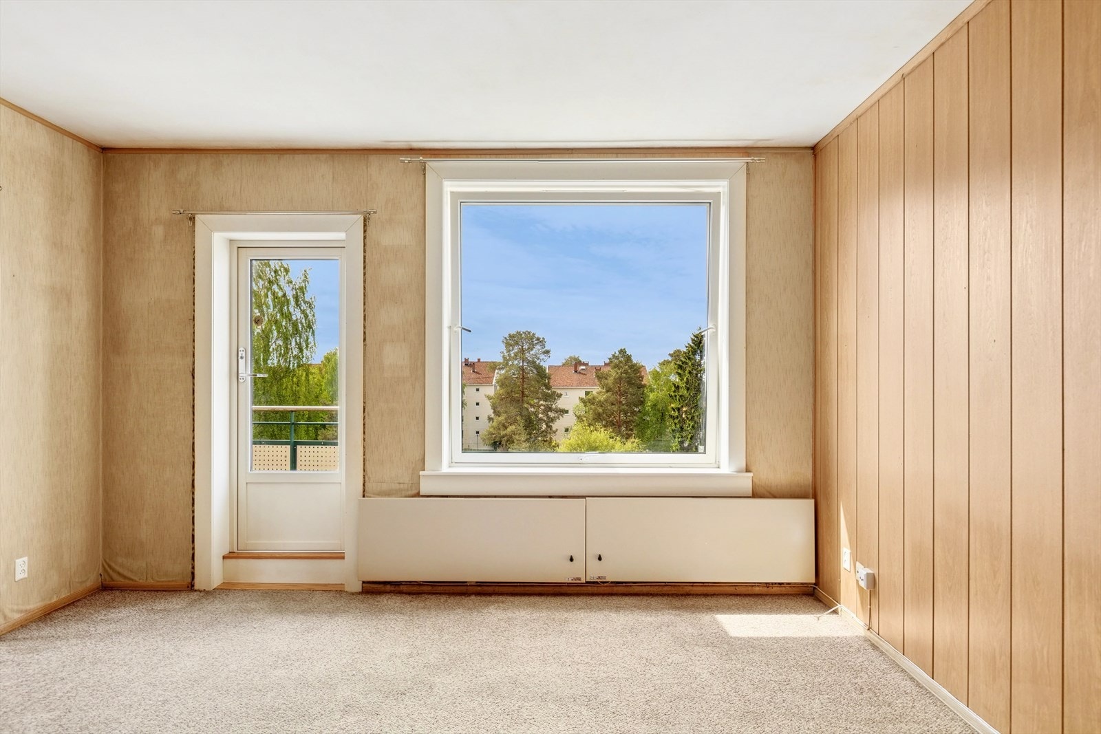 Innvendig finner du stue med peis, sydvendt balkong, to soverom, kjøkken, gang og baderom. Galleribilde