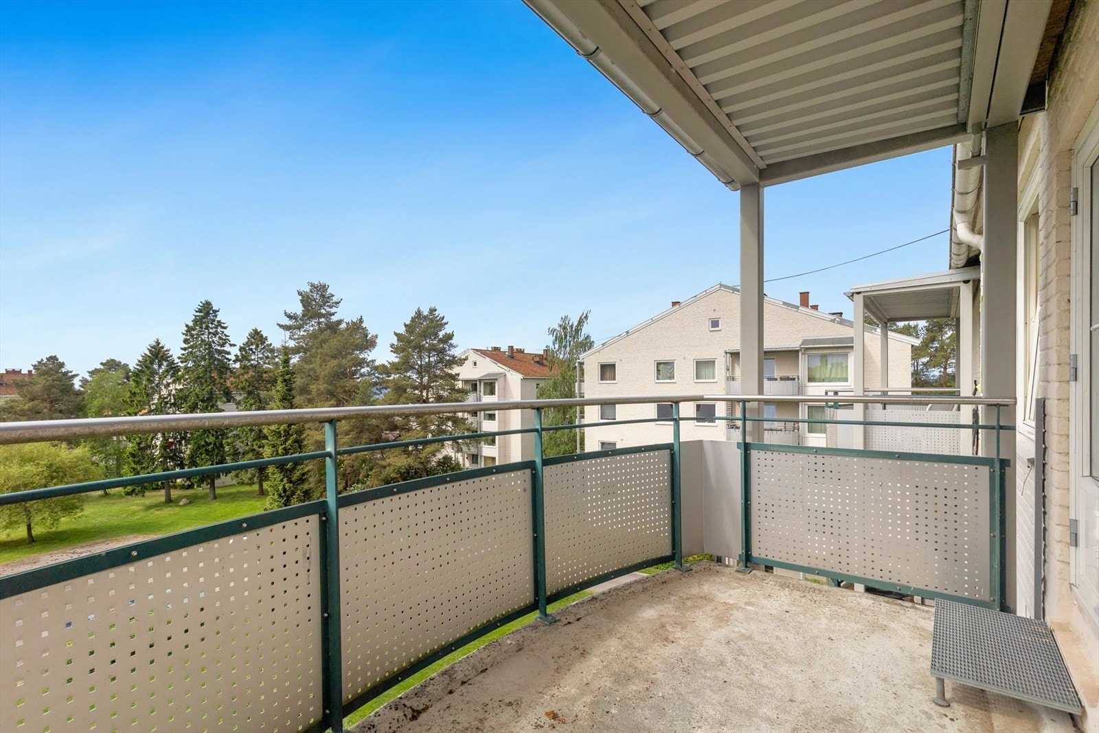 Balkongen vender mot sydover ser utover et hyggelig fellesareal. Galleribilde