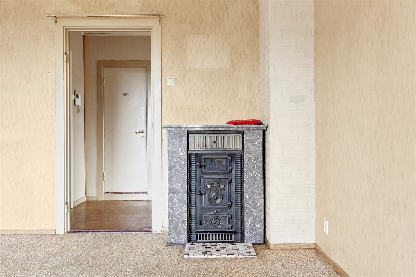 Det er montert en peis i stuen, og kan enkelt byttes ut. Galleribilde