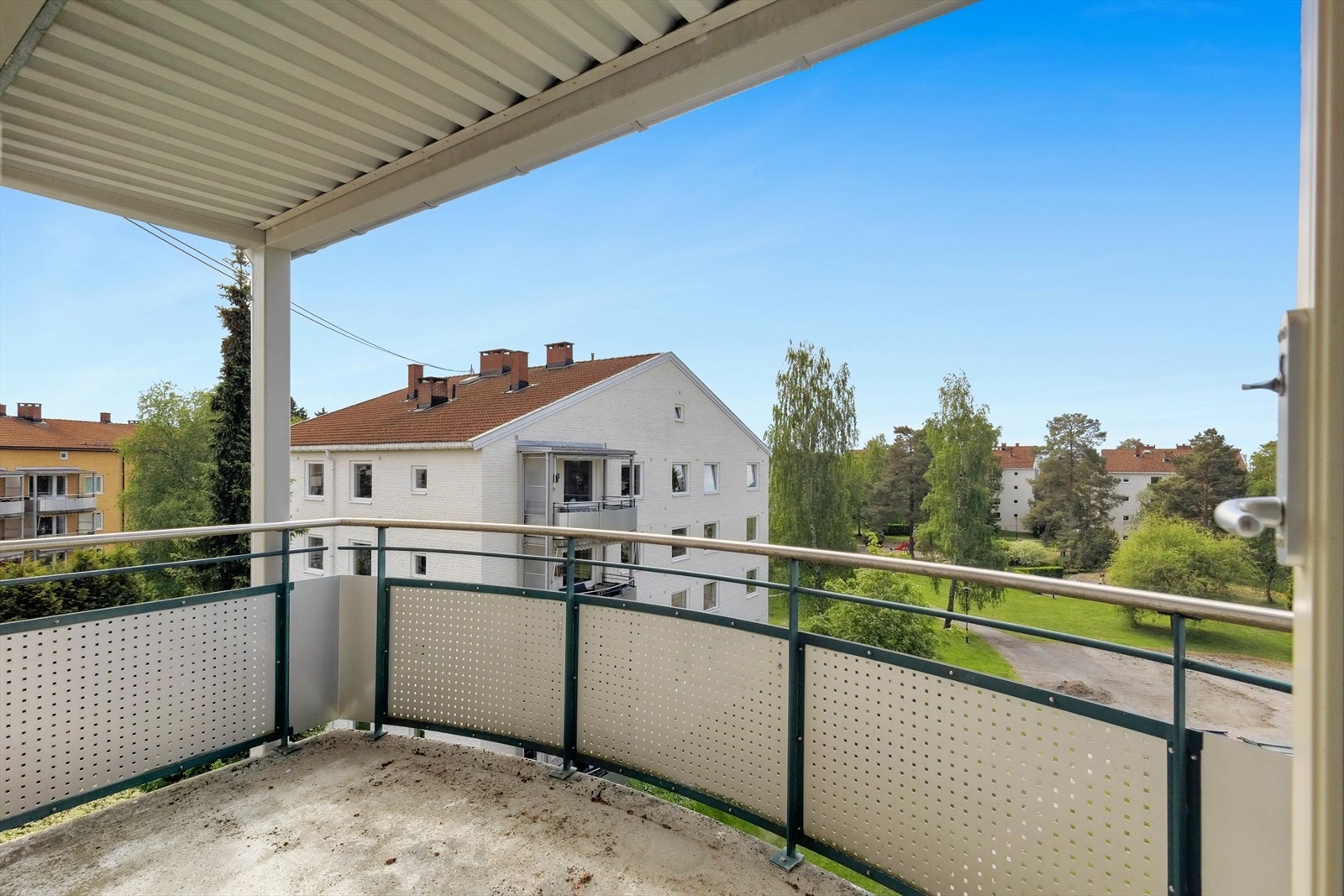 Fra stuen er det utgang til balkongen på ca. 7 kvm. Galleribilde