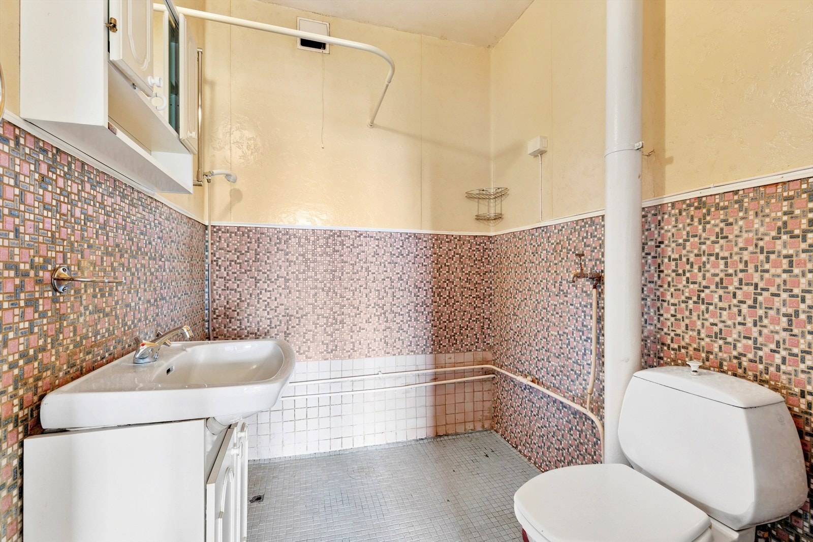 Badet er av eldre standard og har behov for totalrenovering. Galleribilde