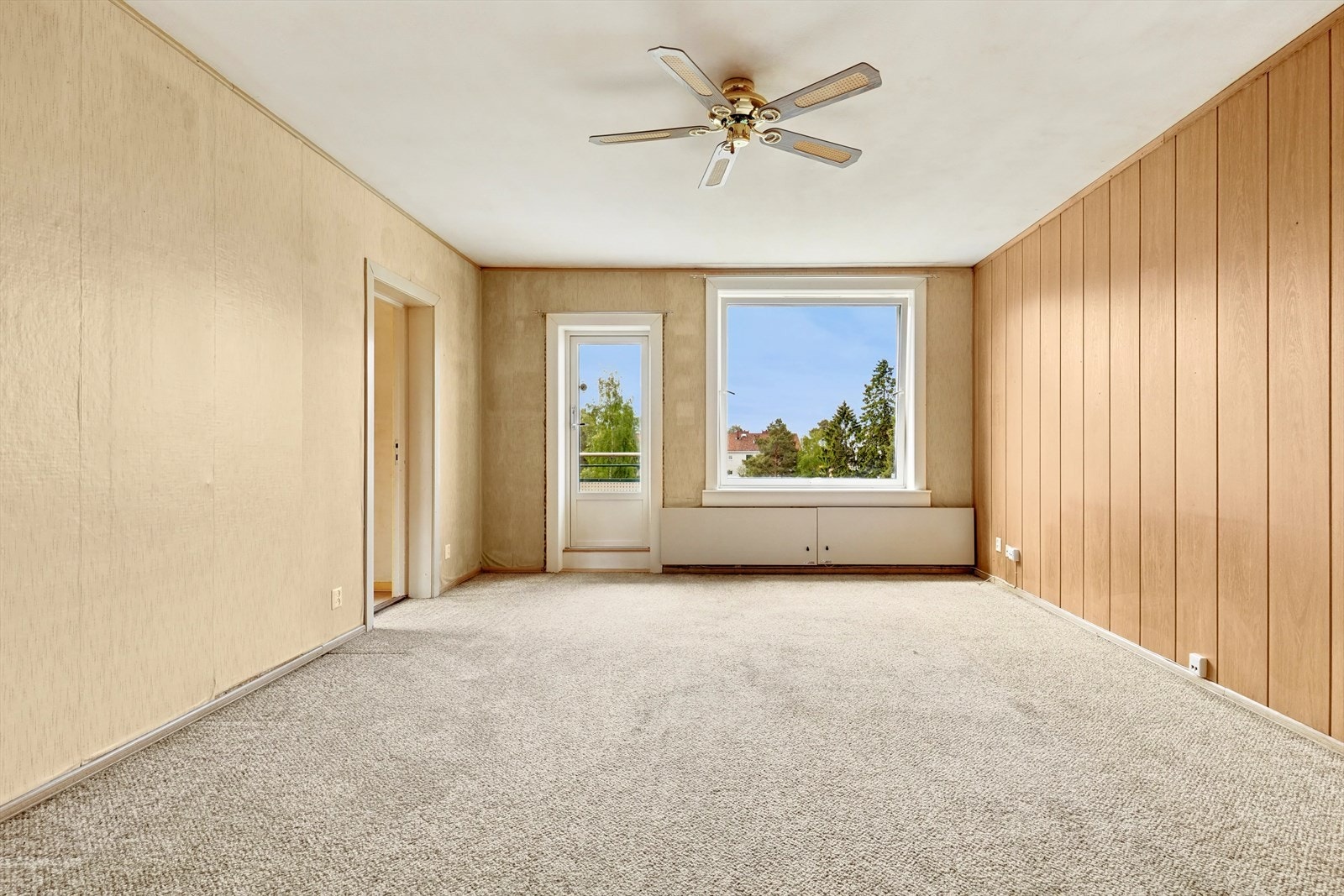 Leiligheten ligger i toppetasje med lite innsyn og gode solforhold på balkong. Galleribilde