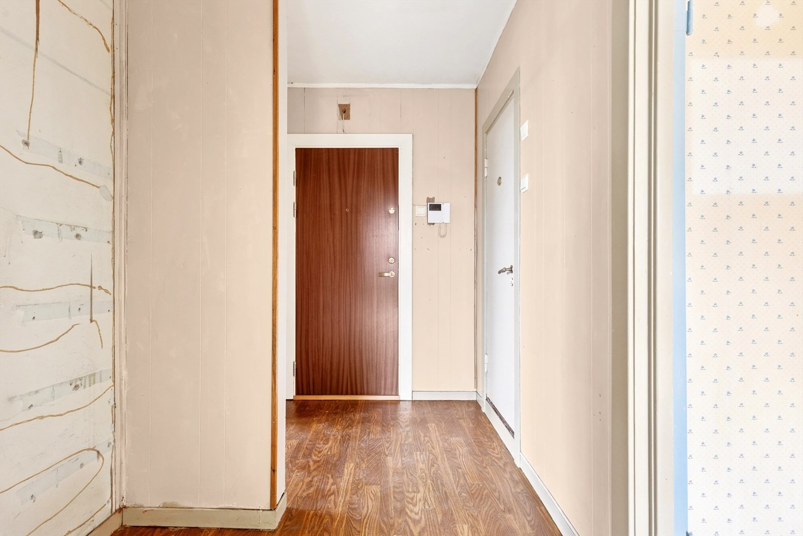 Herfra har du naturlig tilgang til stue, bad, soverom og kjøkken , noe som gir en praktisk og oversiktlig planløsning. Galleribilde