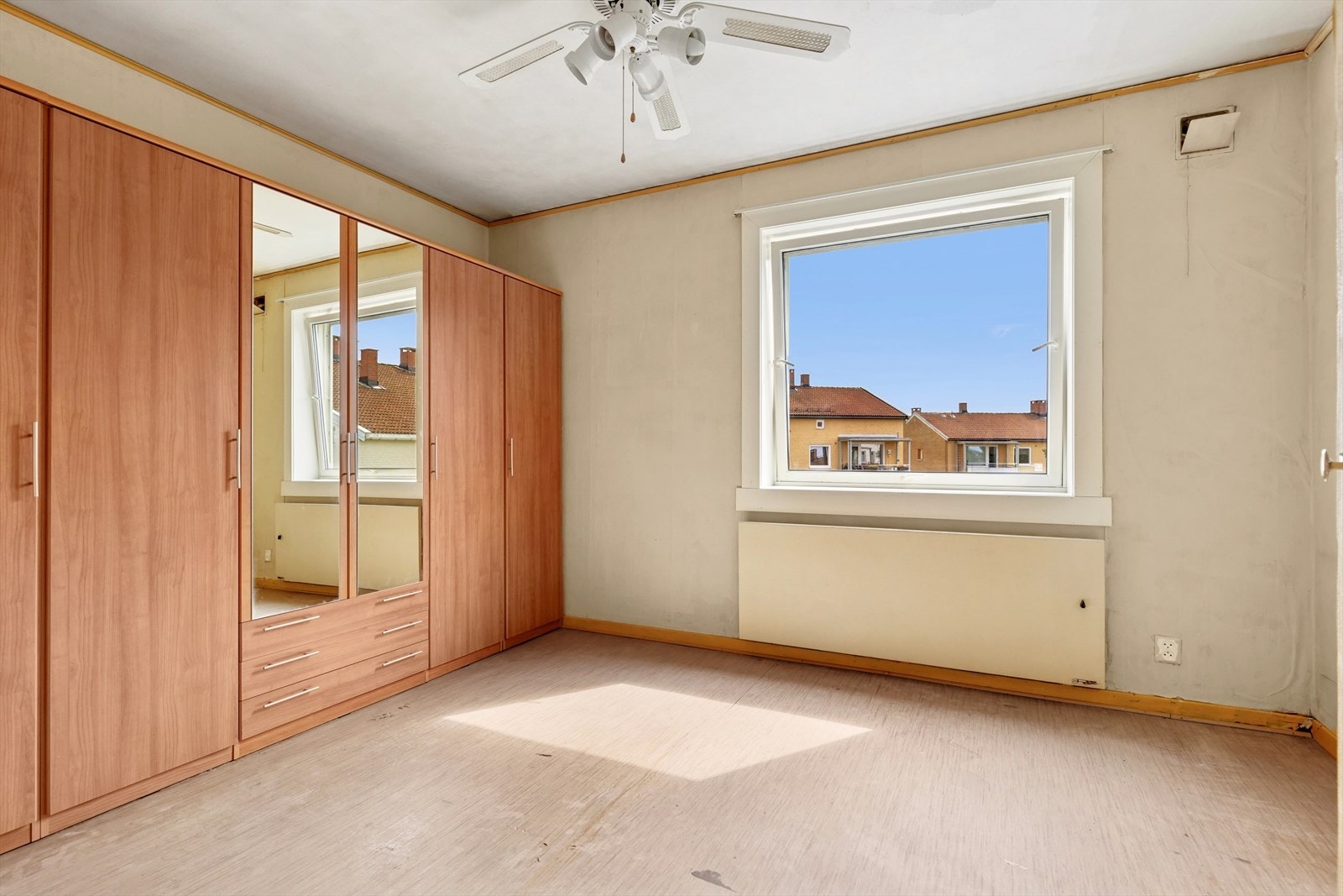 Rommet har en større garderobe som følger med boligen. Galleribilde