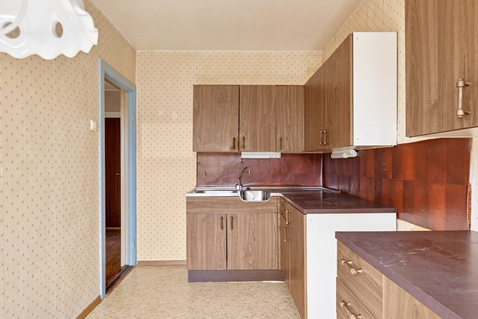 Separat kjøkken med behov for full oppgradering. Galleribilde