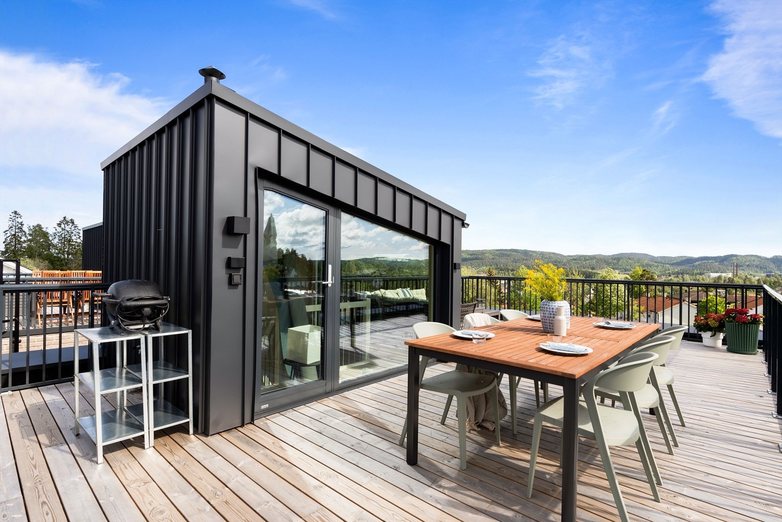 Takterrassen på hele 41 m² byr på panoramautsikt og fantastiske solforhold! Galleribilde