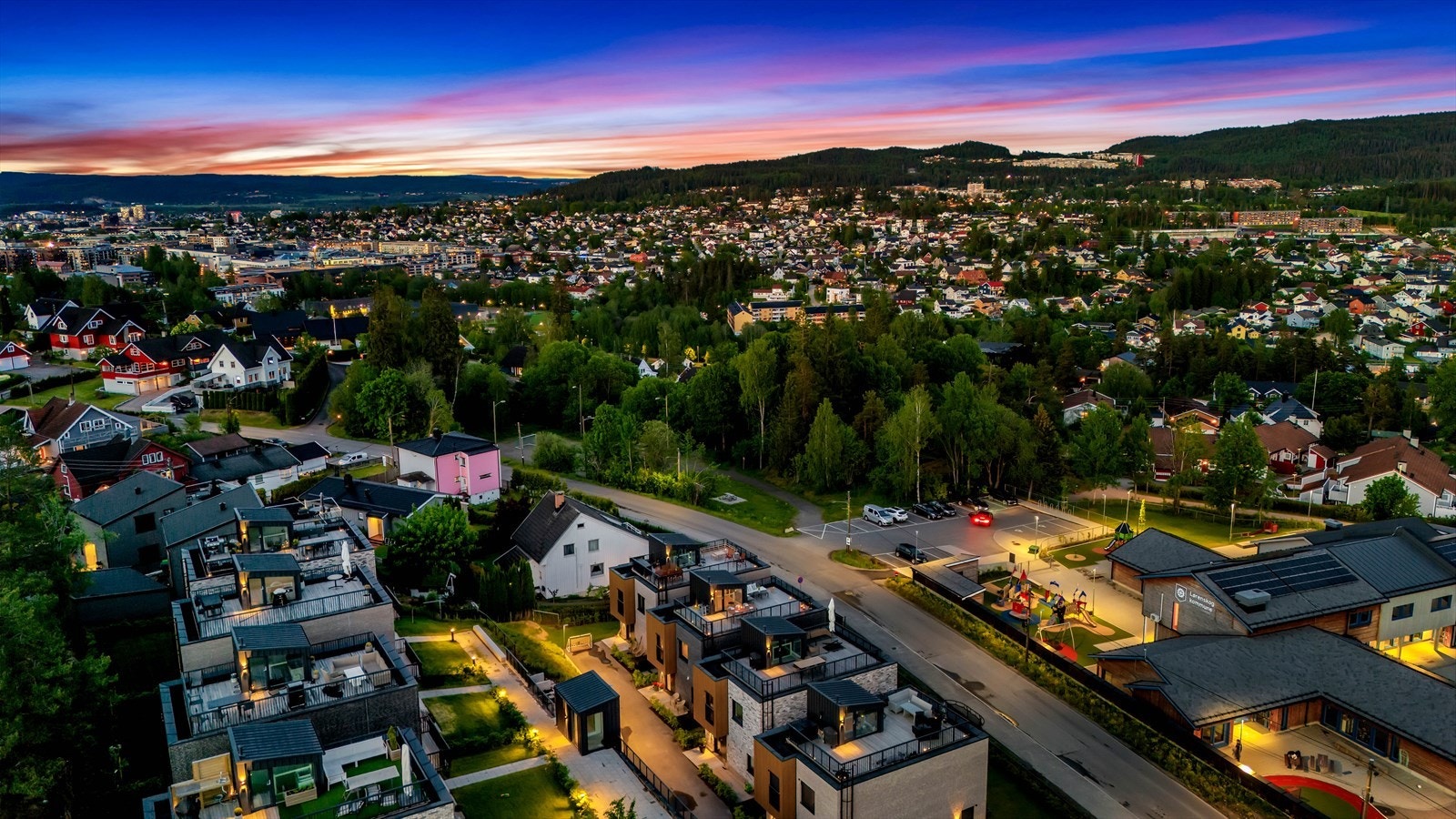 Det er kort gangavstand til Bråteskogen og Haneborgåsen med flere flotte turløyper, sykkelstier, lysløype, lavvoplass med mer. Galleribilde