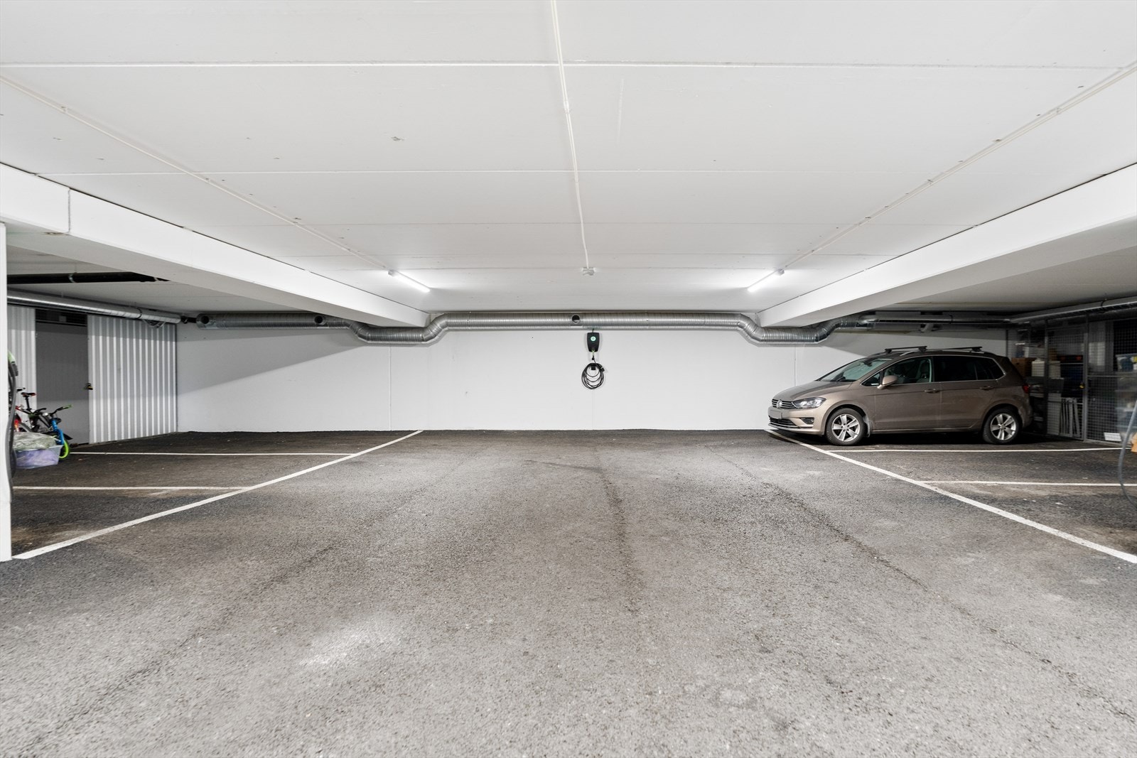 Det medfølger 2 stk p-plasser med én stk elbillader. Galleribilde