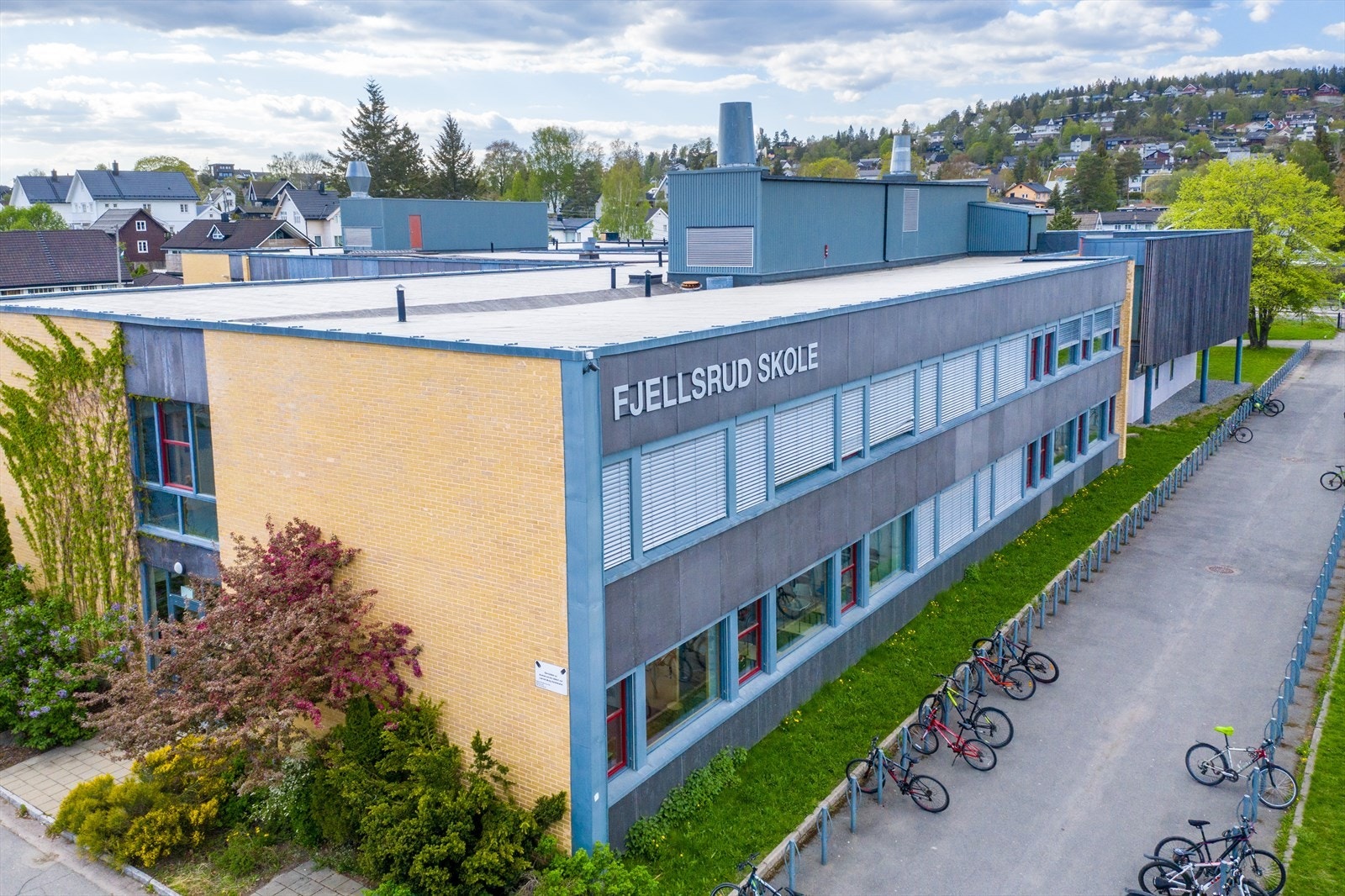 Like ved barneskolen finner du Fjellsrud ungdomsskole (8-10 trinn). Galleribilde