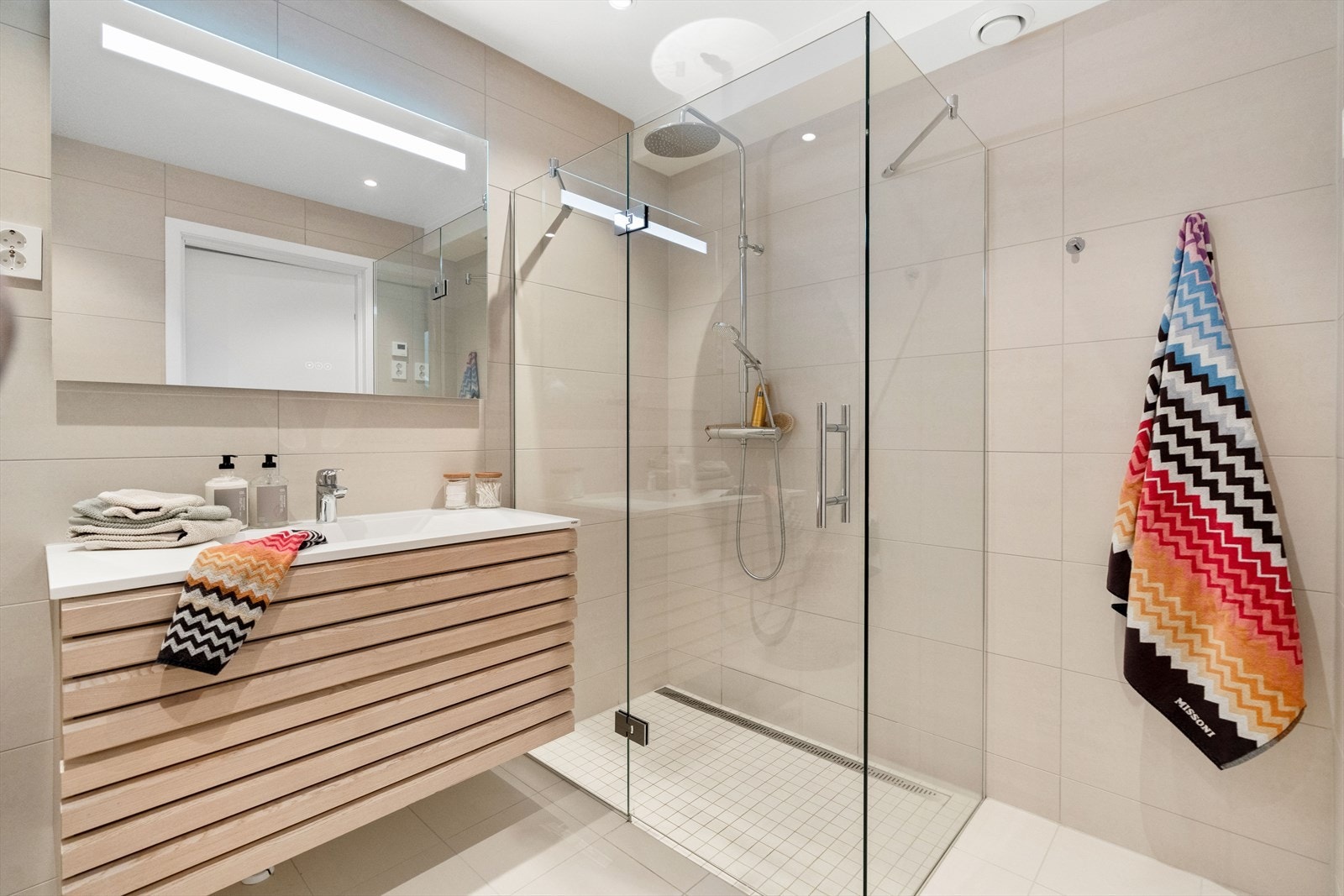 Stort og funksjonelt bad med samme stilrene uttrykk som badet fra hovedsoverommet. Galleribilde