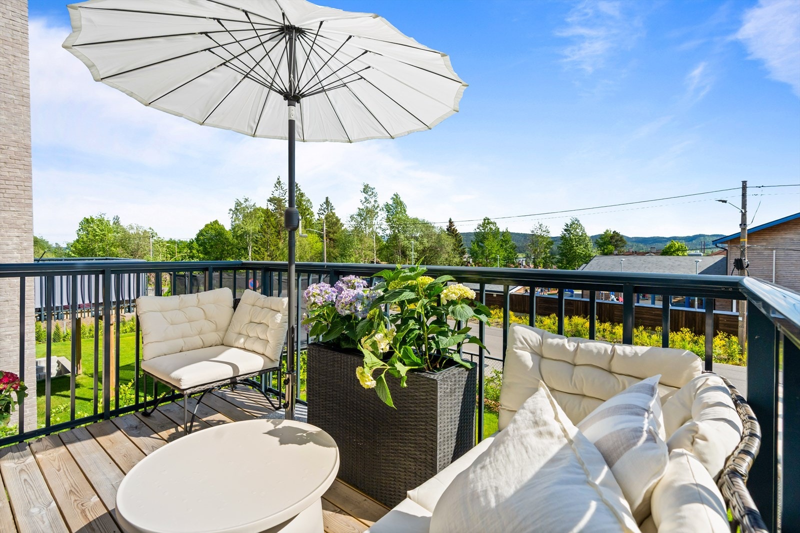 En perfekt forlengelse av oppholdsrommet i sommerhalvåret med flott utsikt. Galleribilde
