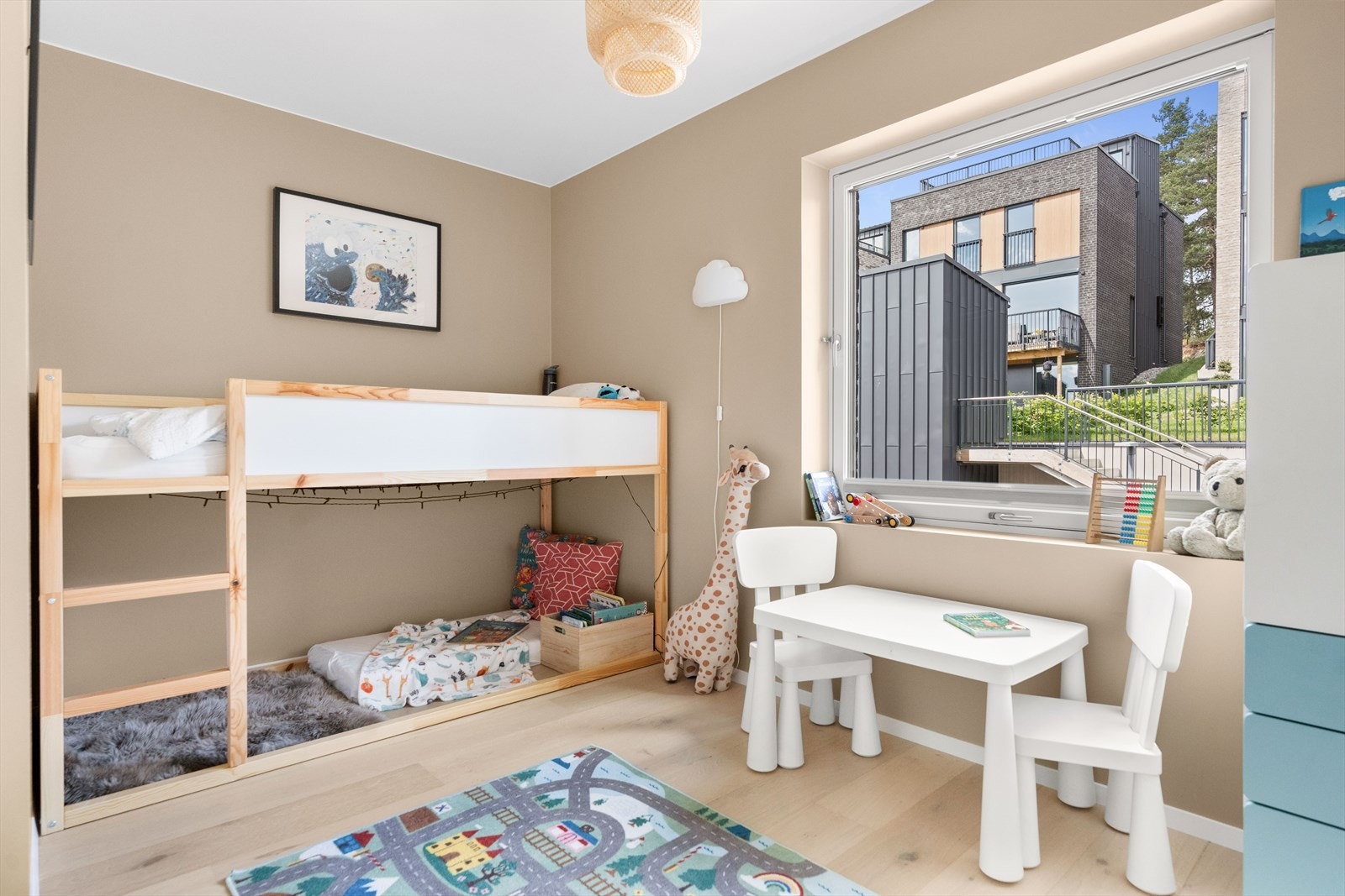 Store vindusflater sørger for mye naturlig lys. Galleribilde